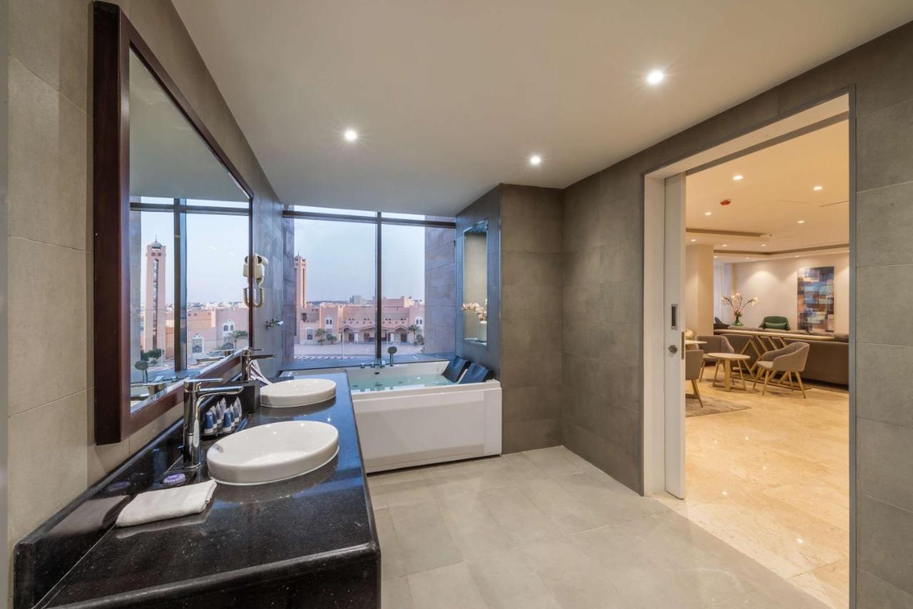 Best Western Plus Al Qurayyat City Center Екстериор снимка